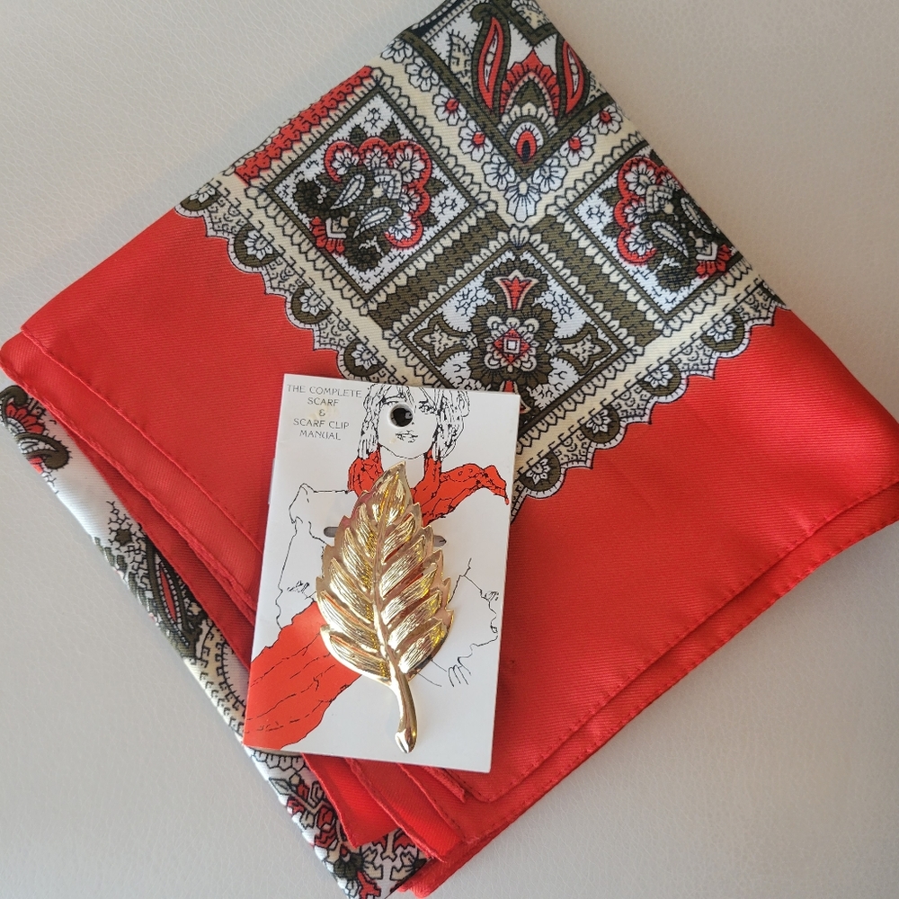 Vintage Italian Scarf & Leaf Scarf Clip ~ 1970s-1980s? ~ Pretty Paisley Pattern - Picture 3 of 16